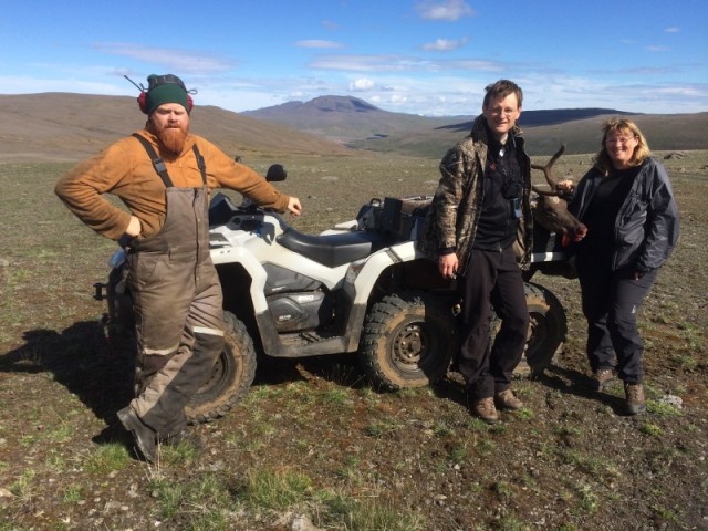 Já, svo var bara hringt á taxa, hér er Aðalstenn sem kom á hjólinu og Anna og Pétur K Hilmarsson eiginmaður hennar, eftir vel heppnaða veiði.