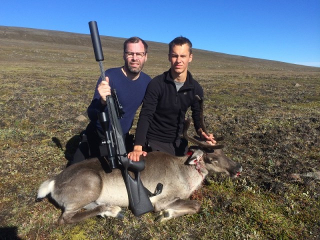 Guðlaugau ásamt Sindra syni sínum við kúna.