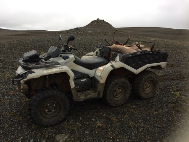 Can-Am dýnan var mætt á svæðið, við Djöflamel með vörðutyppi sem sést í baksýn, til að hirða upp valinn.