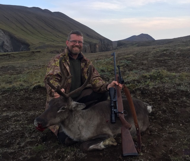 Enn var skíma til að mynda Rúnar við kúna, Kárahnjúkar í baksýn.