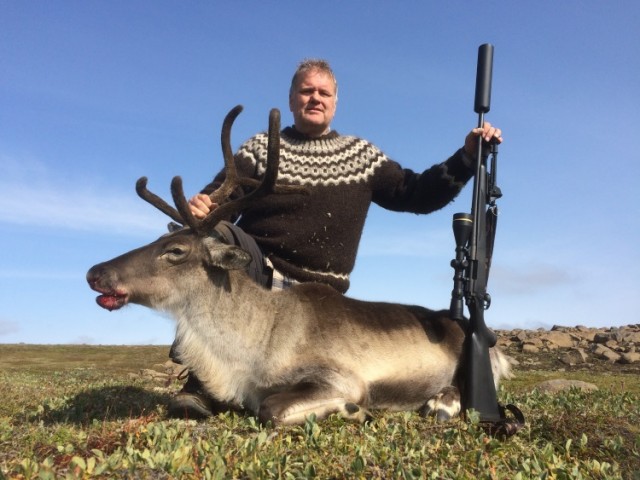 Ég smellti mynd af Snæbirni Jónssyni sem var með Ragga Arnar. hann veiddi 43 kg. gelda kú, með 30 mm. bakfitu, með Remington 700 riffli cal. 308, ekki orð um það meir, færið var 117 metrar.