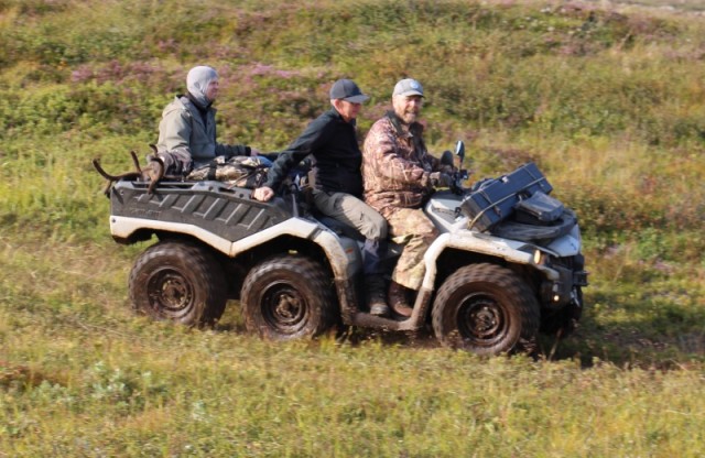 Tryggvi kemur að bínum ásamt syni sínum á ,,dýnunni&quot; með undirritaðann við stjórnvölinn.