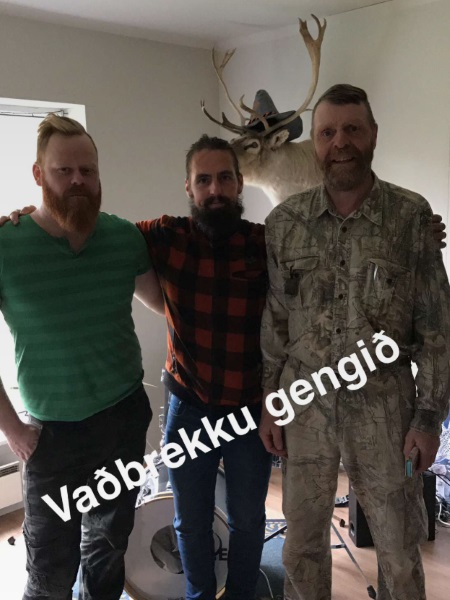 Vargurinn með Veiðimeistarana sinn á hvora hönd.