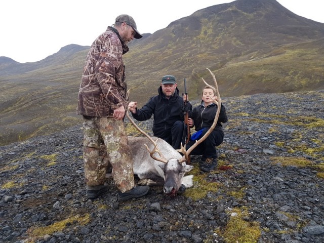 Það er í ýmsu að snúast fyrir leiðsögumanninn, eins og að leiksýra myndatökunni.