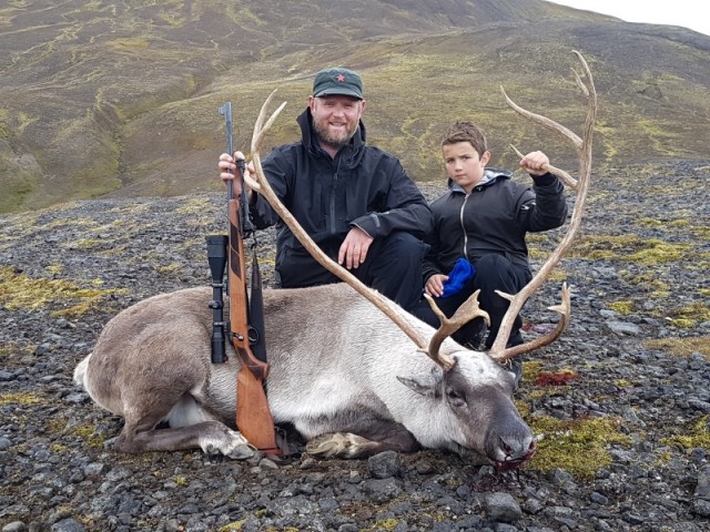 Ingólfur ásamt Róobert syni sínum með tarfinn, bara nokkuð heillegur eftir labbið upp á Þríhyrninginn.