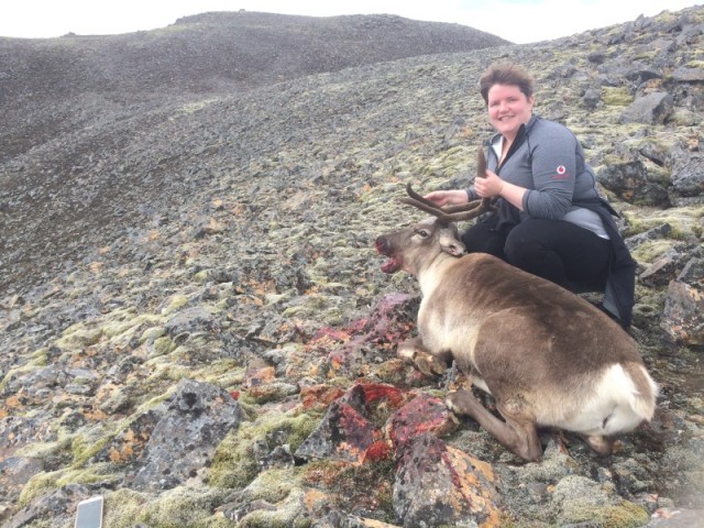 Eydís með kúna og toppur fjallsins í baksýn.