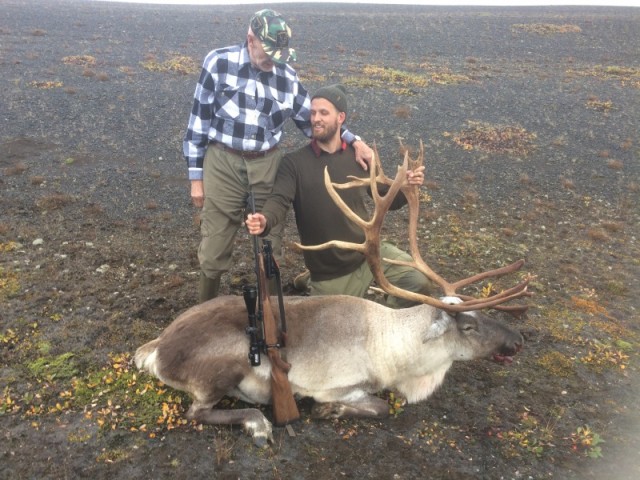 Afi Egils, Axel Kristjánsson samfagnar honum með fyrsta dýrið.  Axel er 89 ára og margreyndur hreindýraveiðimaður, kom fyrst á veiðar 1963 eða fyrirr 54 árum.