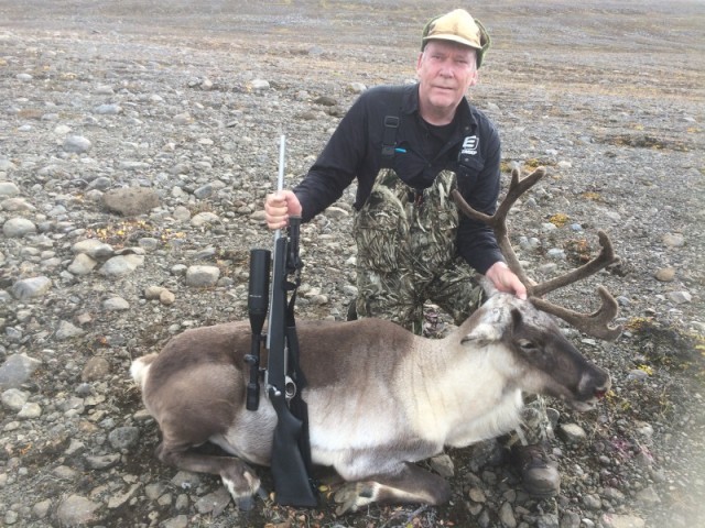 Jón við kúna vænu, hún reyndist við skoðun á tönnum gömul, sennilega um 10 vetra.
