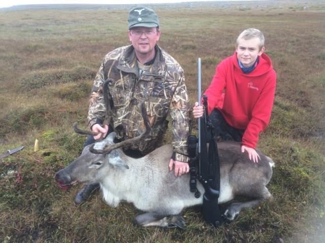 Sindri sem vinnur í meðaltölum, ásamt Jóni syni sínum, með feikn þunga kúna 60 kg. sleggju.