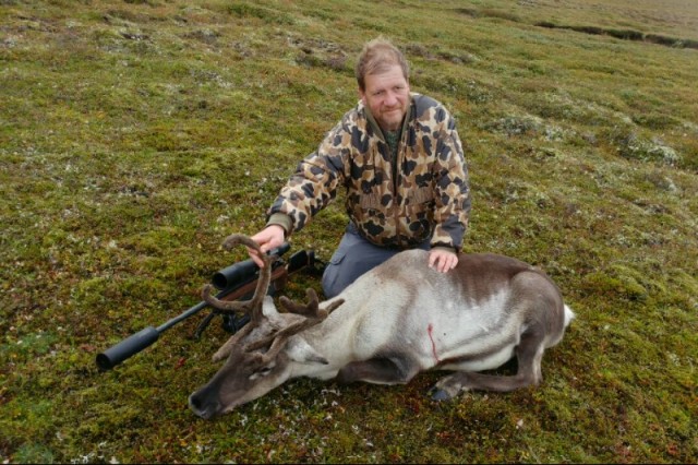 Aðalsteinn með kúna og riffilinn góða, harðskeytta, beinskeytta og langskeytta, takið eftir kíkinum, hann ýkir alla þessa kosti.