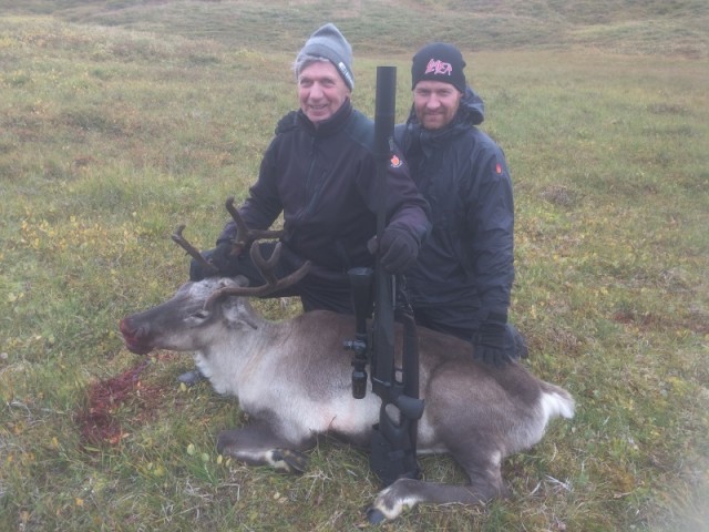Kristinn með kúna ásamt tæknimanni ferðarinnar, Ingvari syni sínum.