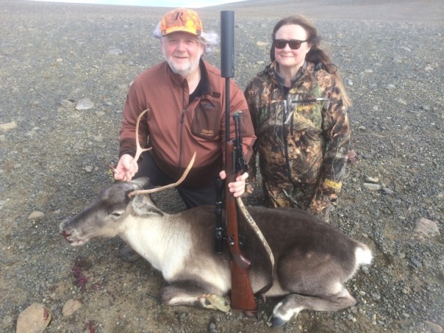 Gúðni við kúuna, ásamt Guðfinnu konu sinni Helgadóttir.