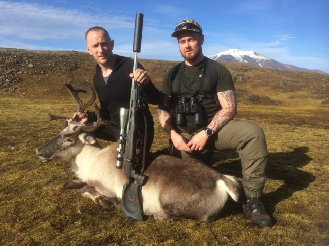 Daði ásamt Garðari veiðifélaga sínum við kúna.