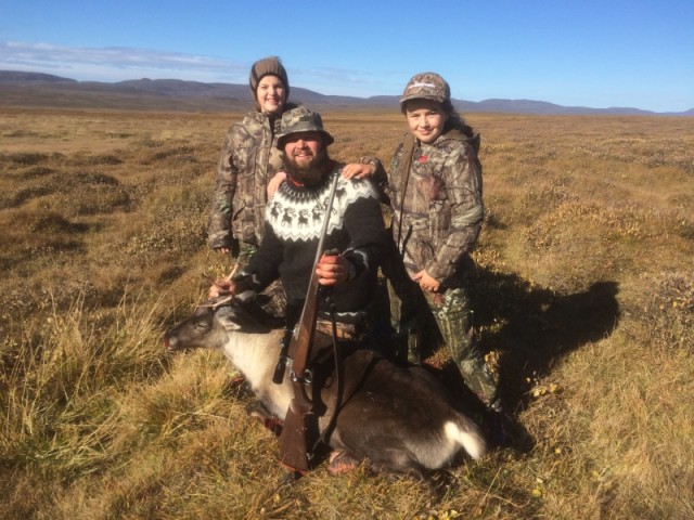 Jóhann er búin að gera hreindýraveiðarnar að fjölskildusporti og dæturnar fylgja honum til veiða.