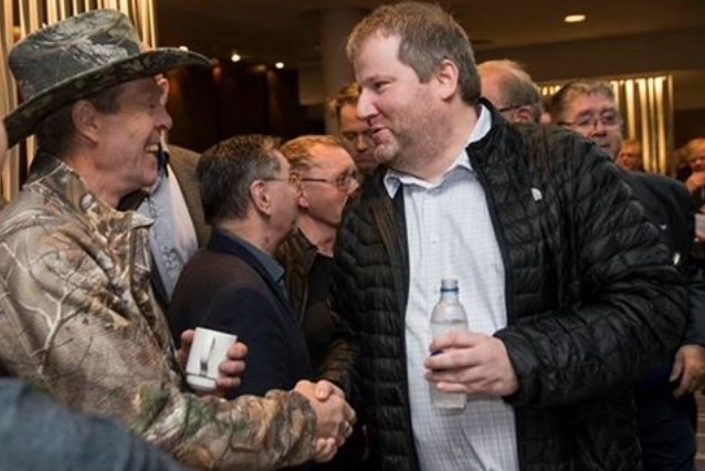 Undirritaður í fullum skrúða, heilsar Brynjari, Haffi Núma í baksýn.