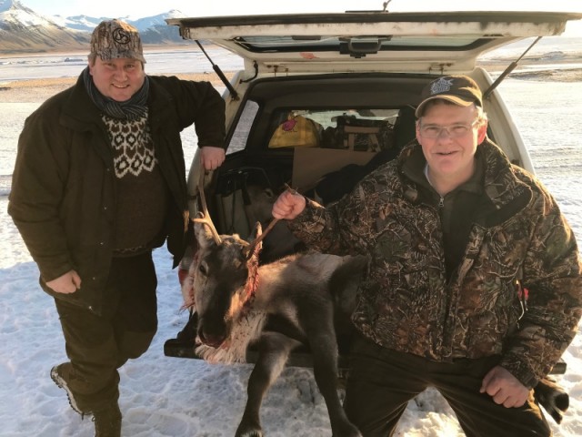 Brynjar og Sveinbjörn stilla sér upp, við kú Sveinbjörns.