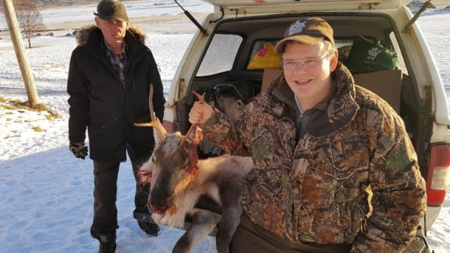 Sveinbjörn með feng sinn, Gísli bóndi fylgist kankvís með.