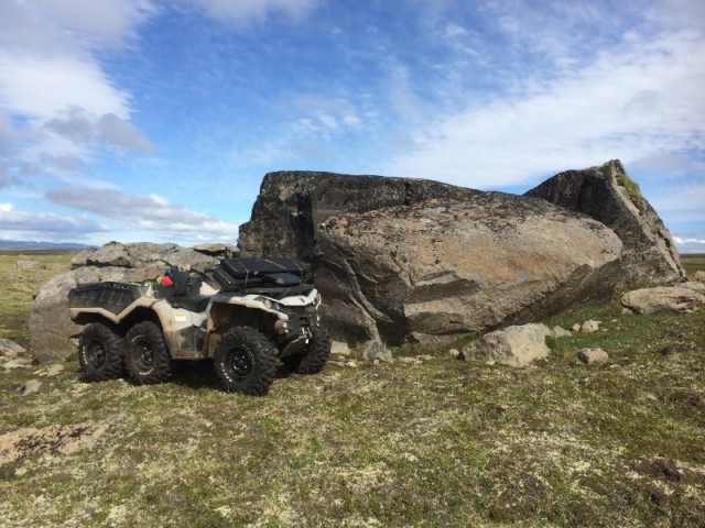 Dýnan klikkar ekki, hefur ekki slegið feipúst á þessu fyrsta ári og 3000 km. Setti það samt á ný og stærri dekk.