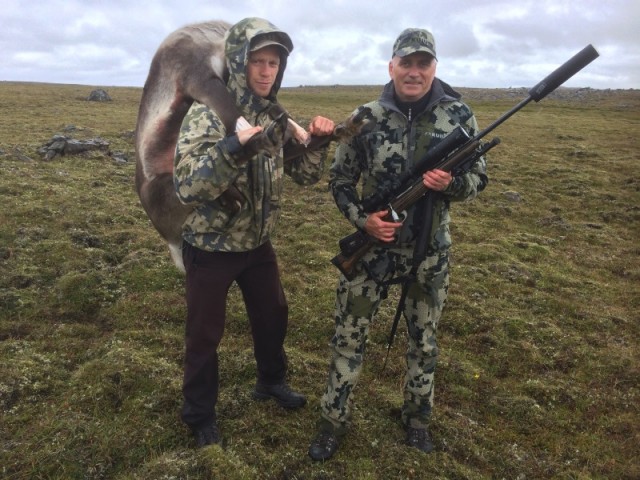 Sveinn mætti með Kára son sinn sem burðarmann og hann stóð sig fanta vel.