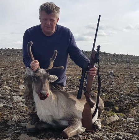 Jón Gunnar við kúna og riffillin einn af örfáum þetta veiðitímabil, ekki með hljóðdeyfi.
