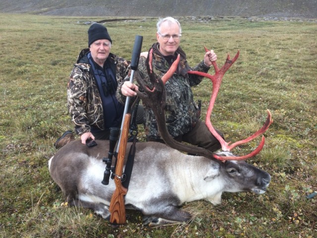 Hjörtur með tarfinn undir Skjaldklofanum ásamt veiðifélaga sínum Gísla.