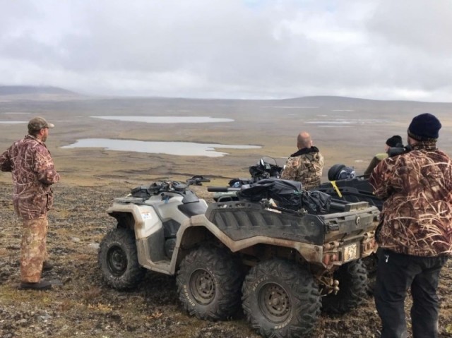 Kíkt af Skjaldklofa, Aðalsteinn búinn að týnaa dýrunum en þjáfuð hreindýraleiitaraugu mín fundu þau aftur austur við Hólmavatn.