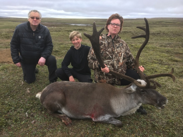 Þrír ættliðir á veiðum, Einar Pálsson ,,afdankaður en jafnframt afkastamikill veiðiþjófur&quot;, eins og dóttirin komst að orði, þá Gísli Mar sonur hennar loks Hrafndís sjálf sem heldur um hornin.