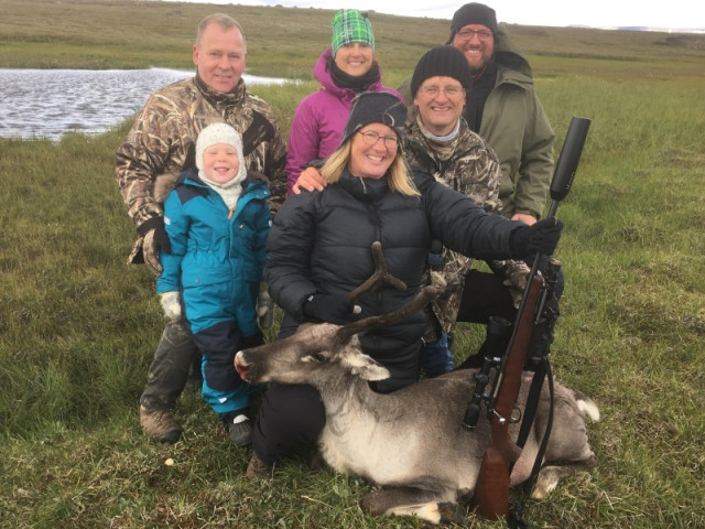Hópurinn samakominn við kúna.   Snorri bróðir með Gísla Hrafnkel Valagils, Patricia og Martin aftar, Anna og Pétur framar.