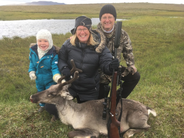 Gísli Hrafnkell Valagils fékk að halda í hornið þegar Anna og Pétur stilltu sér upp við kúna.