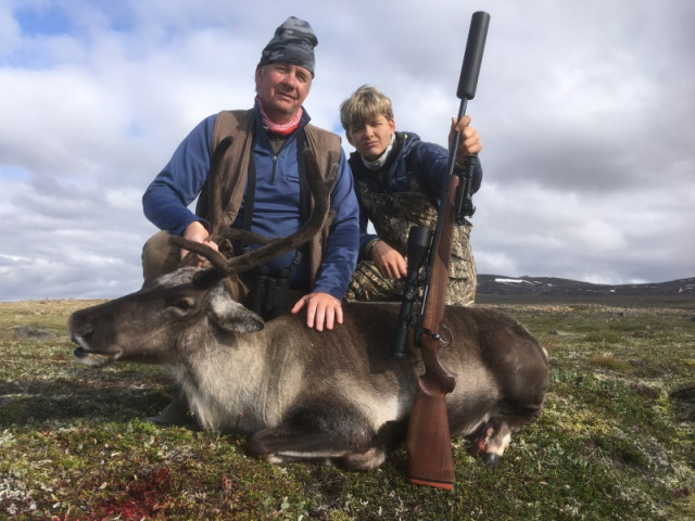 Hilmar ásamt syni sínum með kúna sem var í topp 5 hvað þyngd varðaði af kúm skotnum með mér.