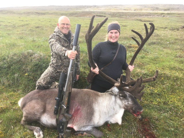 Steini bróðir, faðir Guðbjargar fékk að stilla sér upp með henni við tarfinn.