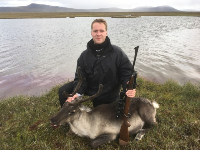 Óli Pétur með kúna á bakka Fífuleiruvatns.