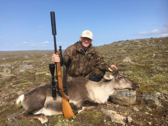 Tryggvi við kúna.