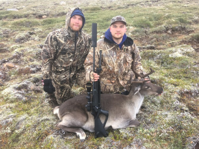 Kristján Hermann ásamt veiðifélaga sínum vvið kúna.