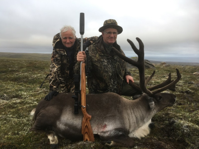 Hjðrrtur ásamt Gísla veiððifélaga sínum viið tarfinn.
