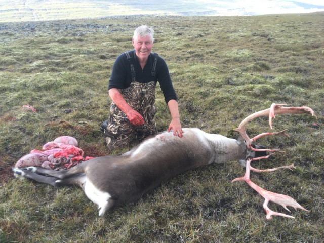 Reynir snnaraði innan úr tarfinum meðan beðið var eftir hjólinu.