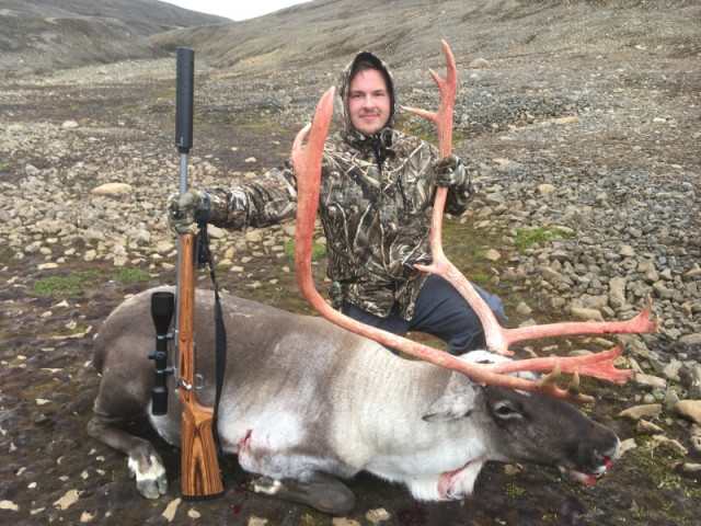 Emil Aron Sigurðarson við tarfinn sigraðan eftir 24 km. rölt um Smjörvatnsheiði.