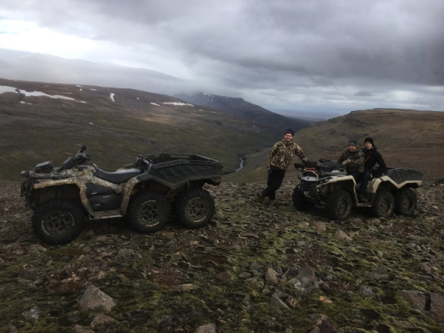 Sigurjón, Júlíus og Hafþór á Kvíindismúla, sér út Kaldártungur.