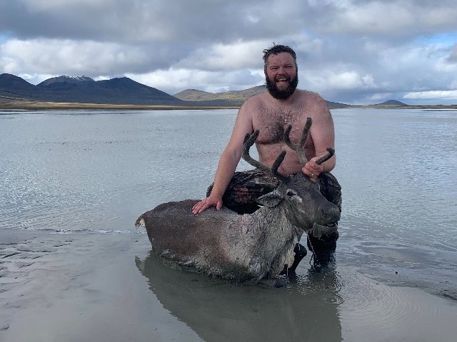 Jóhann Atlas Már Þórisson þurfti að taka sundsprett á eftir sinni kú.
