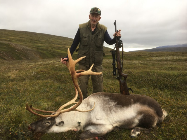 Axel með tarfinn í Sunnudalnum.
