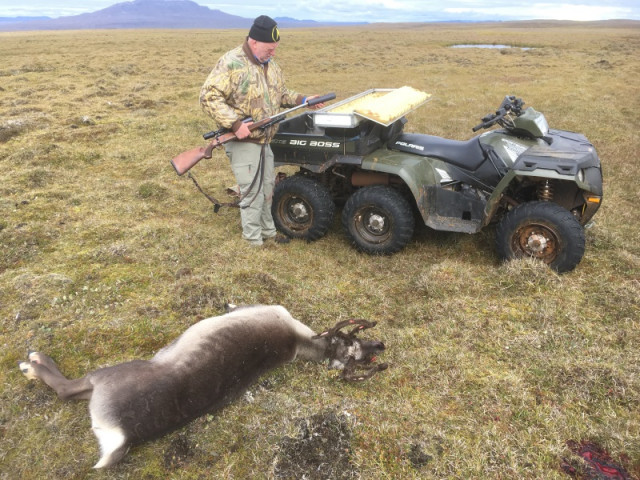 Hljóðdeyfirinn skrúfaður af og gengið frá rifflinum.