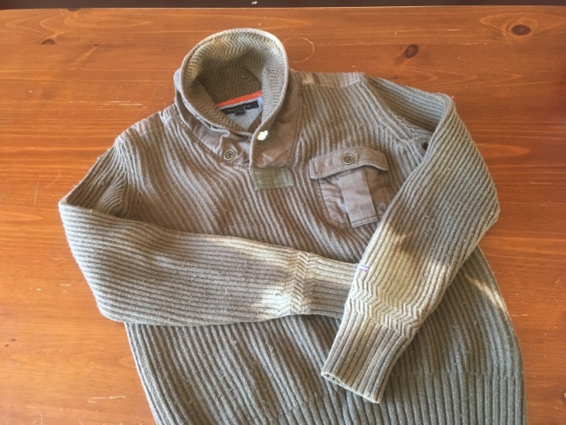 peysan er alveg heilleg ullar eða bómullarpeysa  með styrkingum á slitflötum.