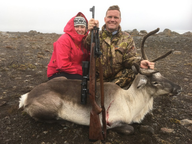 Rúnar við kúna, ásamt konu sinni Örnu Grétarsdóttir.