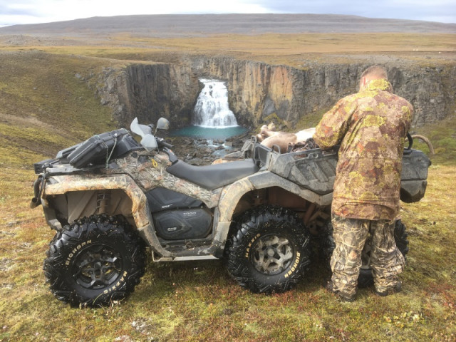 Við stoppuðum aðeins á heimleiðinni og kíktum á Hölknárfossinn.
