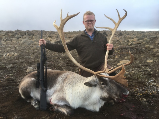 Ragnar með tarfinn og nýja riffilinn frá Jóa.