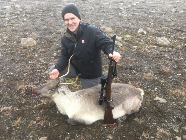 Gísli M. Auðbergsson kampakátur yfir sinni bráð.
