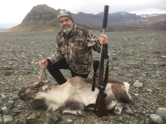 Þórir Jónson við bráð sína á Steinavatnaeyrunum með tilkomumikinn sjóndeildarhringinn í baksýn.