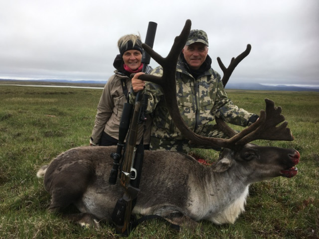 Sveinn og Helga við tarfinn með Halldórsvatnið í baksýn.