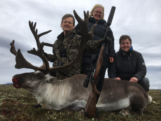Pétur við tarfinn sem hafði laglegt throphy ásamt Önnu og Borgþóri.