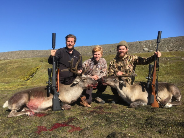 Júlíus Bjarni og Sigurjón Bjarni Bjarnasynir, með Hafþór Bjarna bróðir sinn á milli sín og simlanna.
